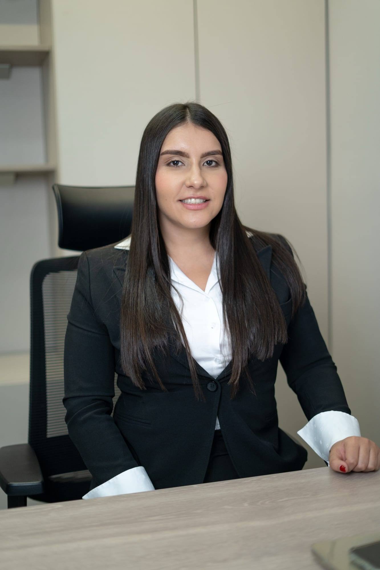 Integrante del equipo de Solvé Abogados en su escritorio