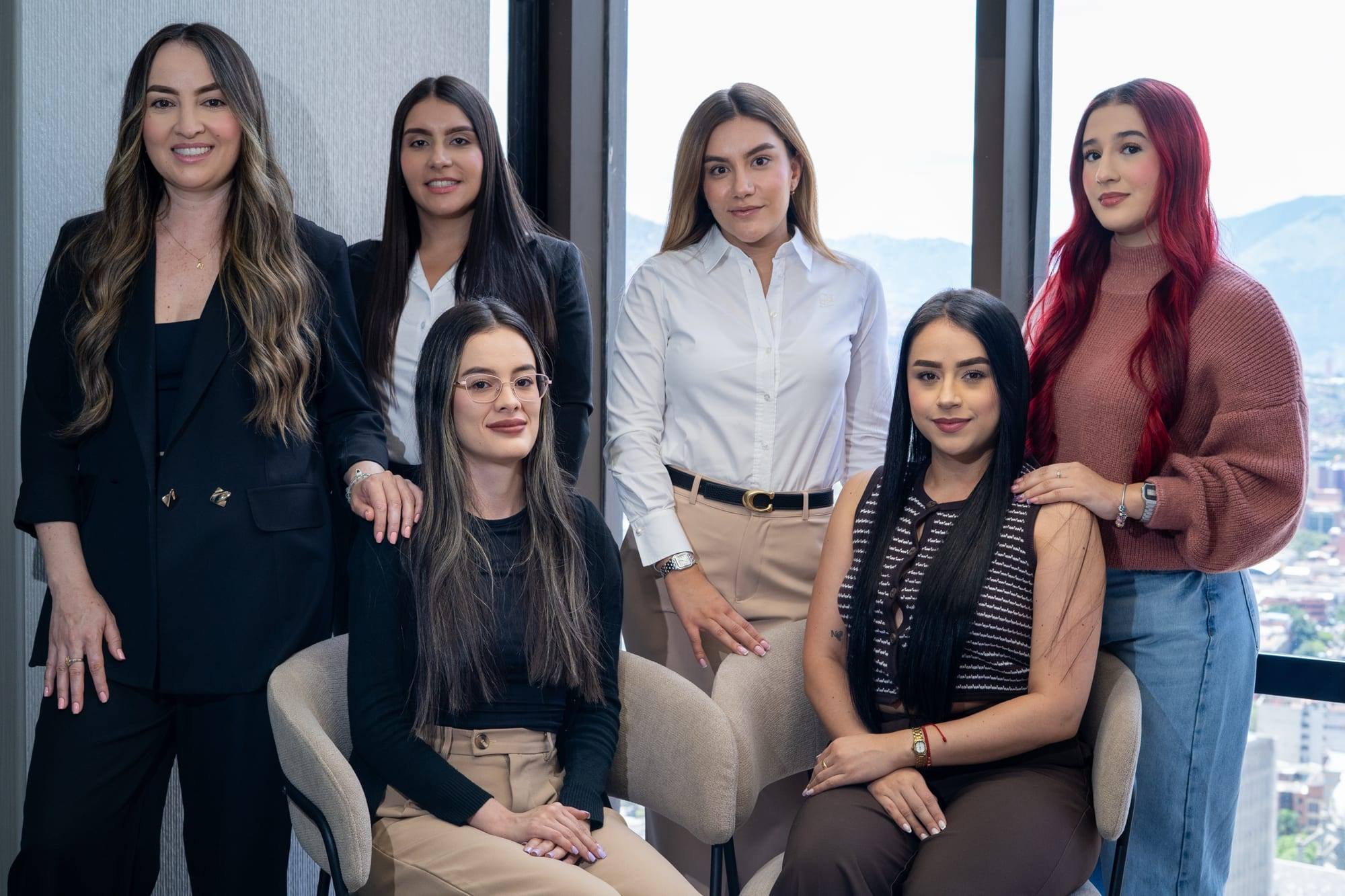 El equipo de Solvé Abogados reunido en la oficina, frente a un ventanal con vista a la ciudad